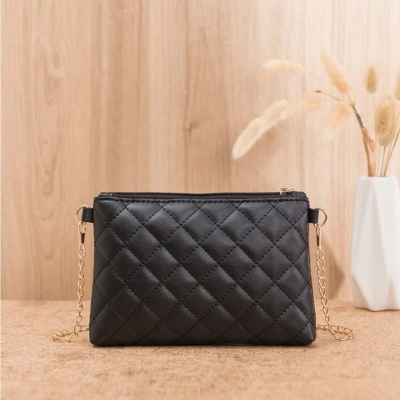 ⚠️Clearance Black Quilted Gold Chain Crossbody Bag - Picture 3 of 5